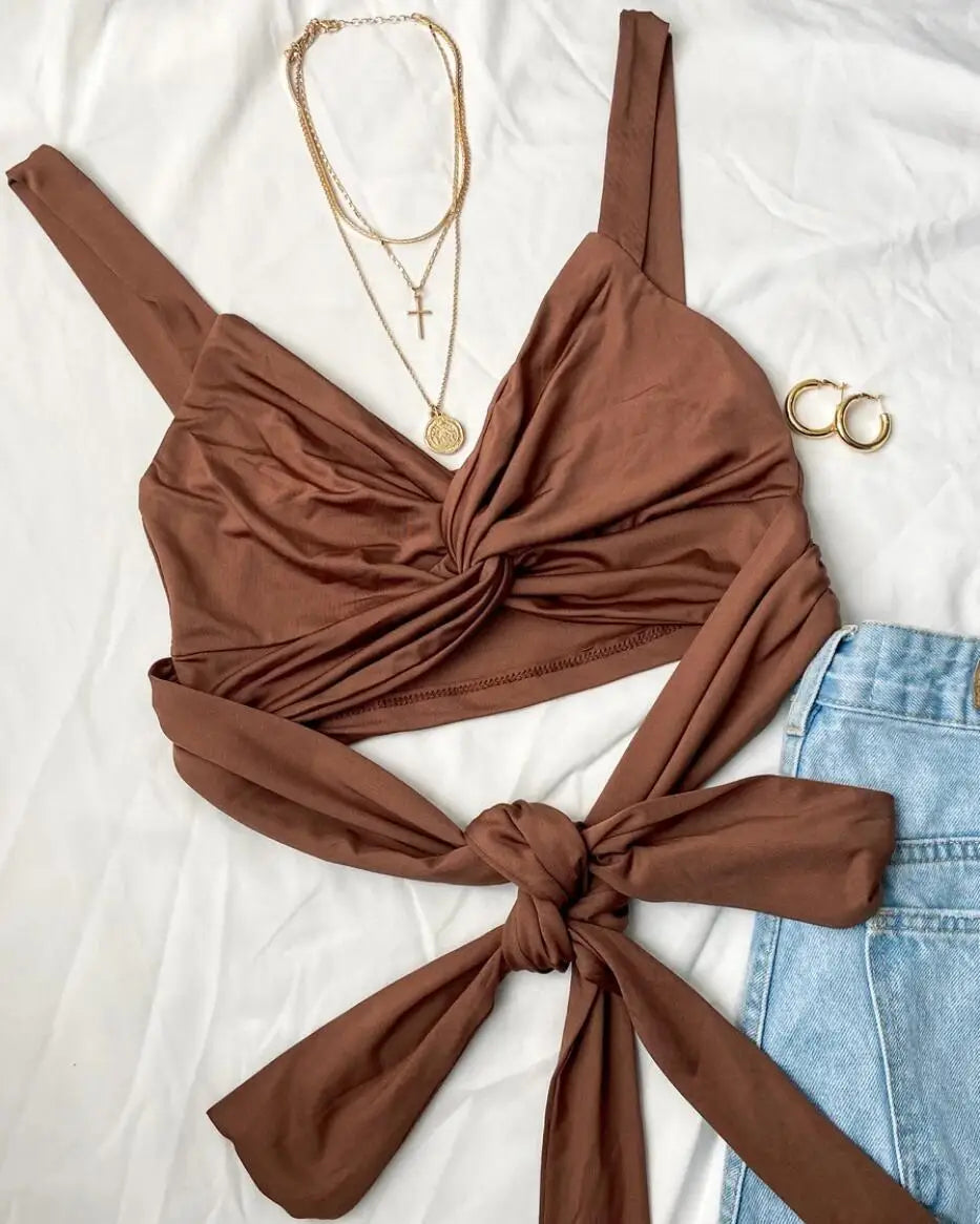 The viral twist crop everyone is wearing 🤎

• Soft ribbed fabric - stretchy & breathable
• Flattering knot front - looks good with jeans or skirt
• Perfect for summer, gym, or going out
• Color: Mocha Brown

Size: S, M, L available